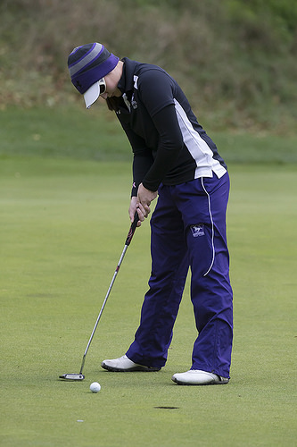 golf pride's sara holland hits a putt