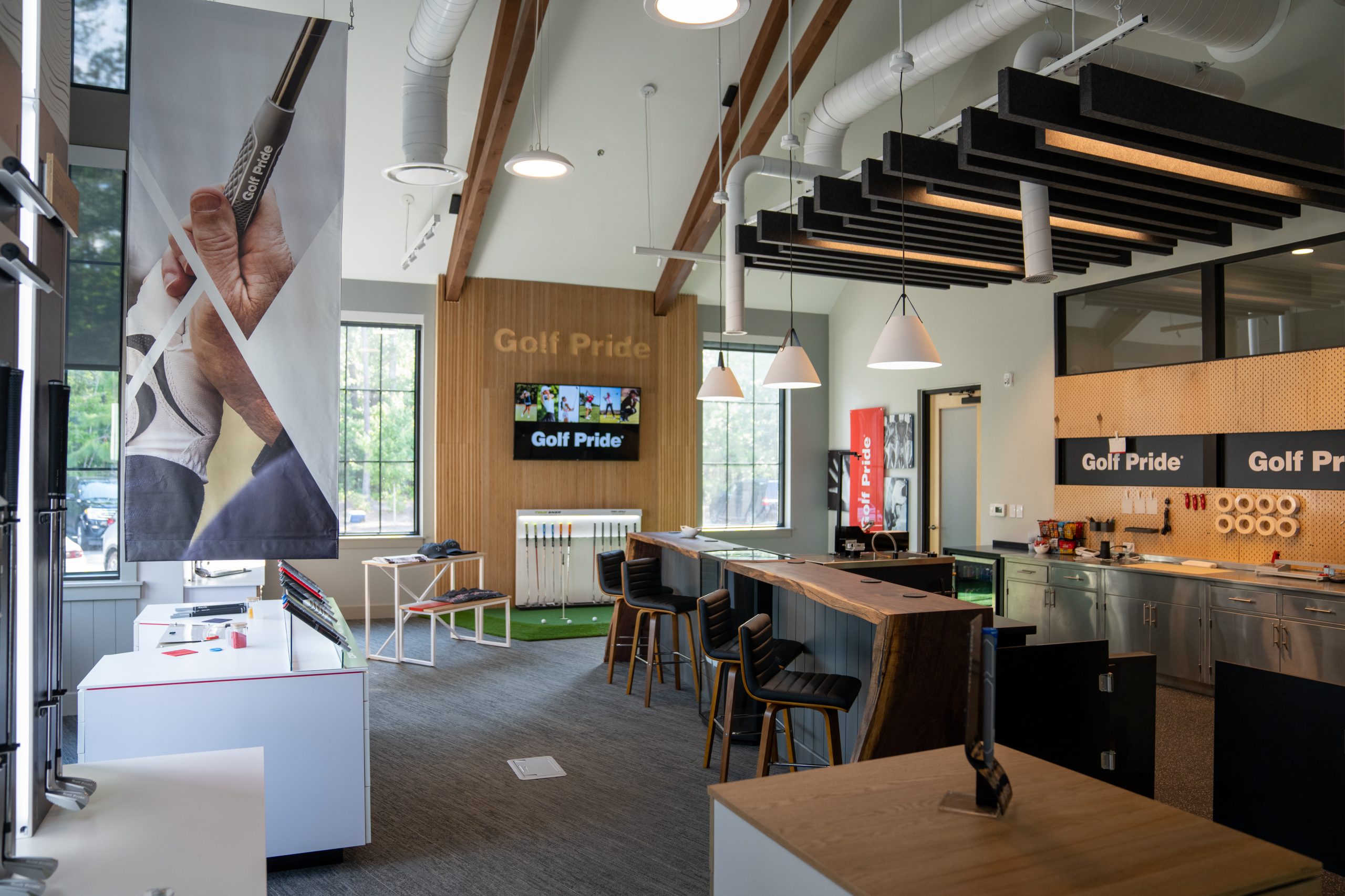 Grip station and putting green in the retail lab